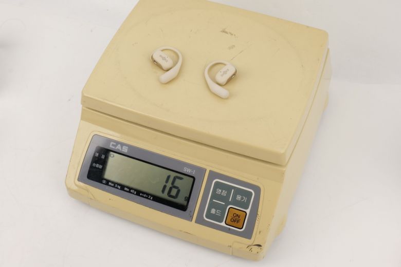 실측 무게는 한쪽당 무게가 8g 수준으로 무선 이어폰 대비 특별히 무겁다고 보기 어려웠다.