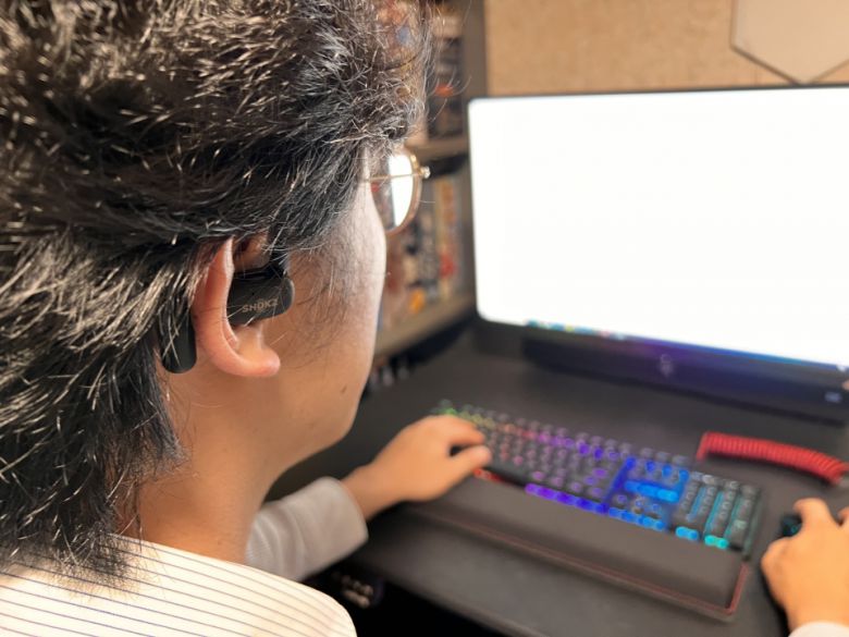 귀가 오픈된 디자인인 만큼 PC 스피커에서 나오는 소리와 샥즈 오픈핏에서 나오는 소리를 동시에 들을 수 있었다.