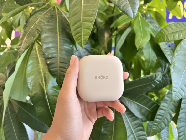 충전 케이스의 재질도 아웃도어 활동에 적합하다.