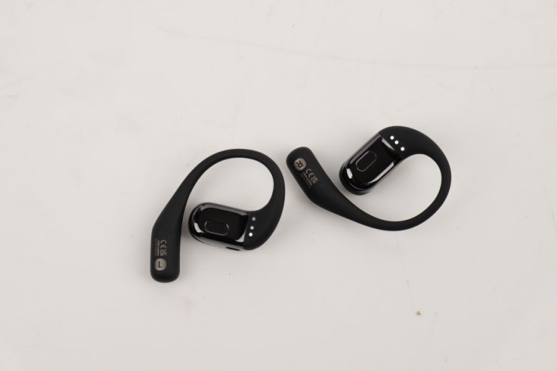 이어 쿠션 중심부에는 이중 구조의 액상 실리콘을 적용해 장시간 사용에 특화된 모습을 보인다.