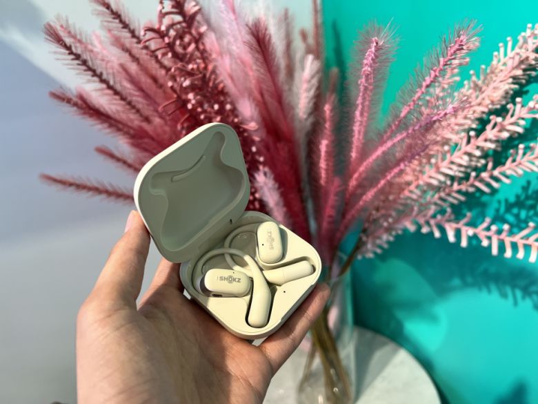 일부 공기전도 이어폰과 달리 샥즈 오픈핏은 왼쪽과 오른쪽이 분리된 TWS 방식이다.