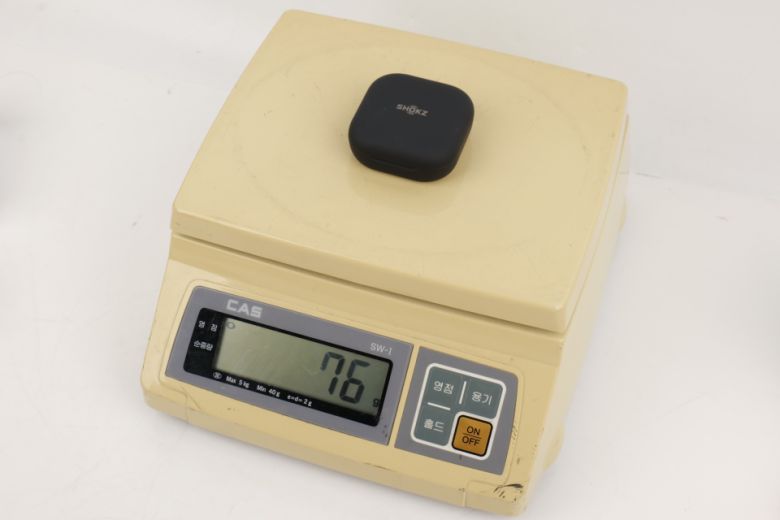 실측 무게는 이어버즈를 포함해 76g으로 확인됐다.