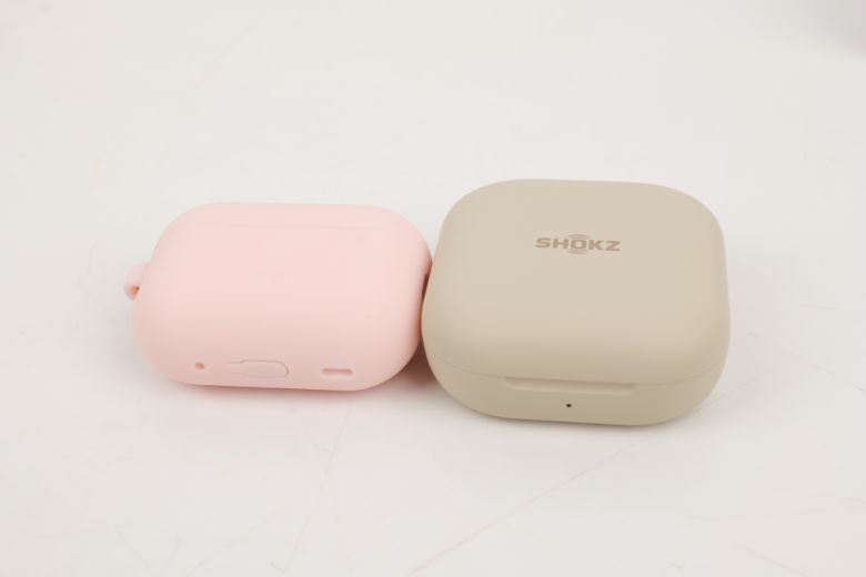 에어팟 프로 대비 두께의 차이는 크지 않았다.