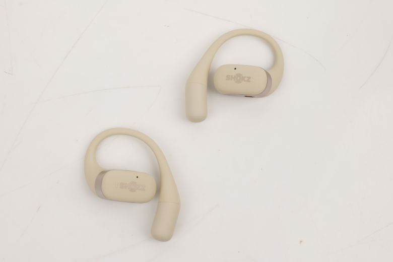 이어 후크에는 ‘돌핀 아크’ 디자인이 적용됐다.