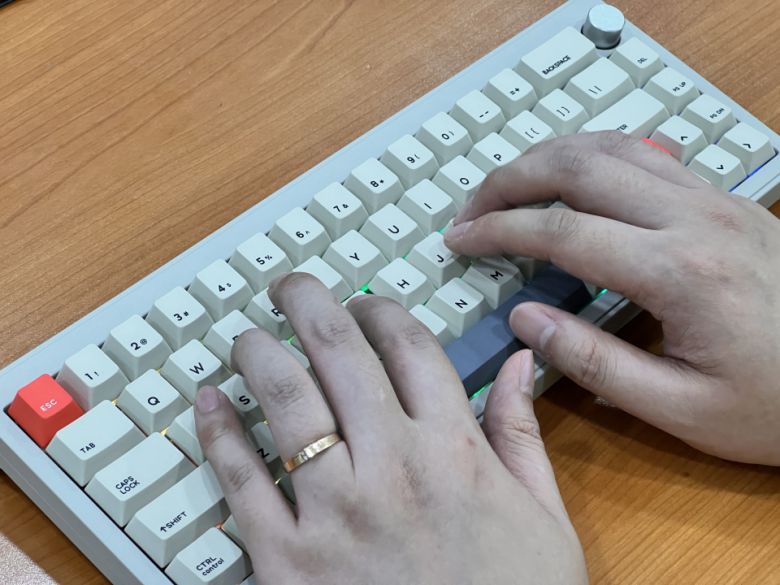 CIDOO V65 PRO는 다소 푹신하면서도 정갈한 타건감을 제공한다.