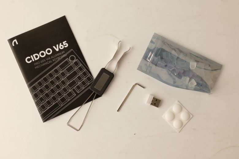 키보드 본체 외에도 렌치, 매뉴얼, 라이트 디퓨저, 키캡/스위치 리무버, 2.4GHz 무선 동글이 동봉된다.