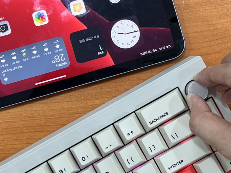 아이패드 프로 11과 사용할 때도 노브를 통해 볼륨을 조절할 수 있었다.