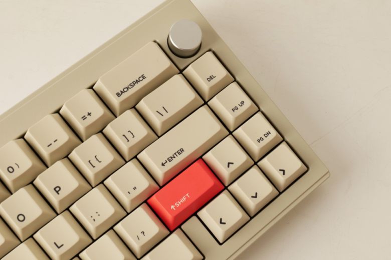 방향키를 키 조합 없이 바로 입력할 수 있어 게임 플레이나 문서 작업용으로도 무리가 없었다.