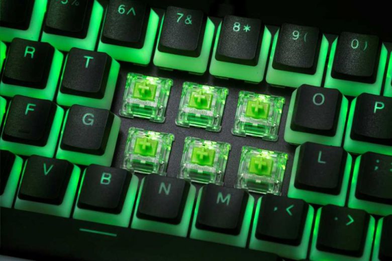 십자 모양 MX 스타일 스탬으로 대부분의 키캡과 호환된다.