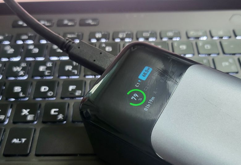 PD 충전 100W를 지원하는 게이밍 노트북에 연결해도 쾌적하게 사용할 수 있다.