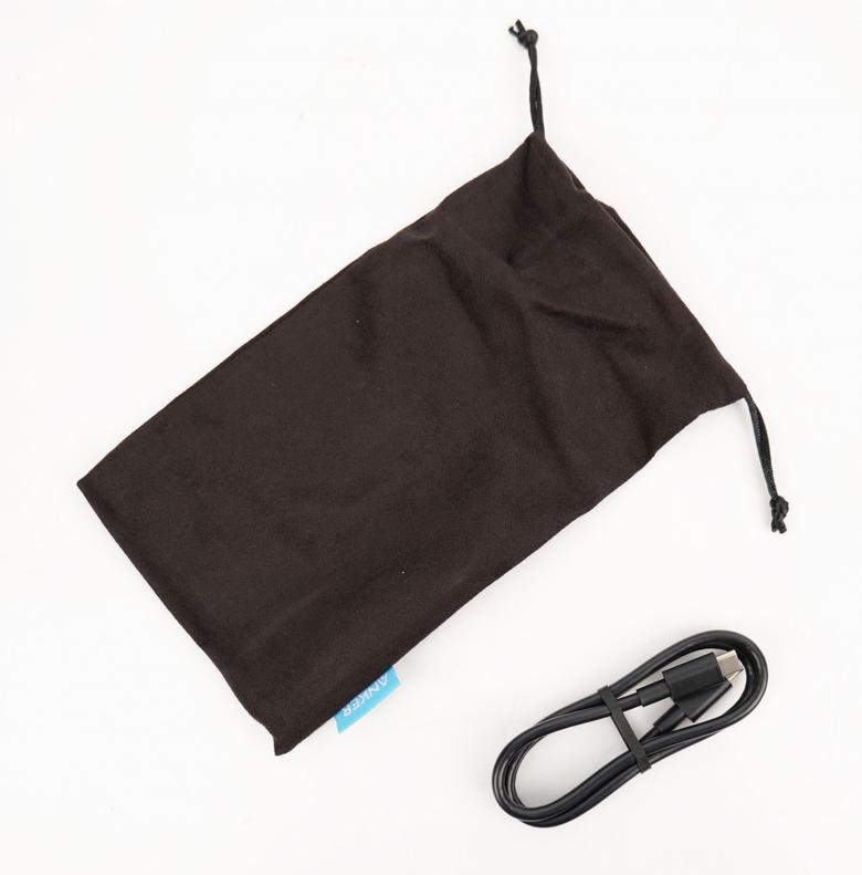 전용 파우치와 충전 케이블 1개가 동봉되어 있다.