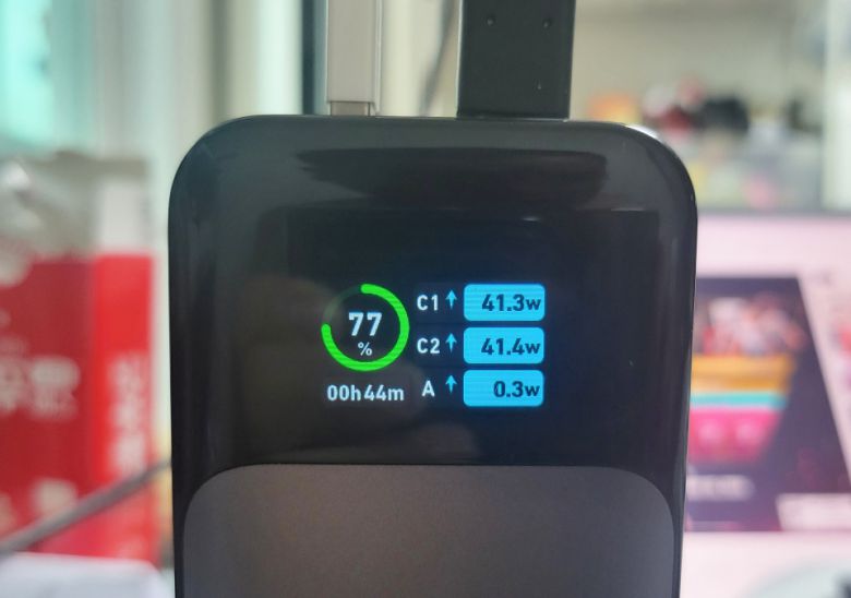 현재 연결된 단자에 몇 W가 출력되고 있는지 알려준다.