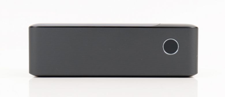 측면에는 디스플레이를 조작할 수 있는 버튼이 있다.