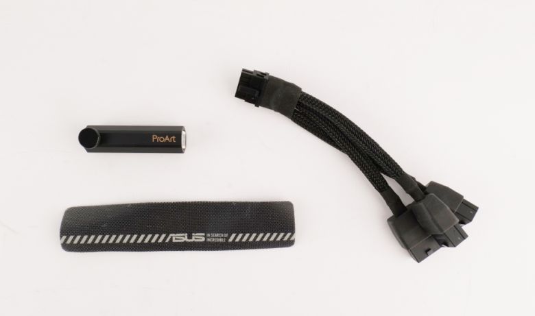 전용 16핀 케이블과 지지대 등이 제공된다.