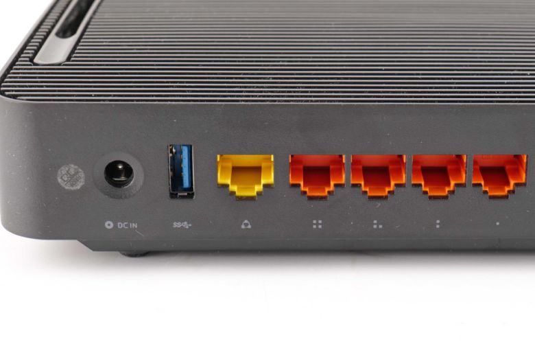 다양한 용도로 활용할 수 있는 USB 3.0 Type-A 단자가 배치되었으며 4개의 기가비트 유선랜은 양방향 2,000Mbps의 속도롤 제공한다.