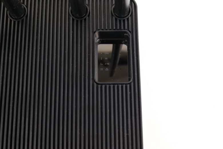 상태 표시 LED에 미러 윈도우를 적용했다.