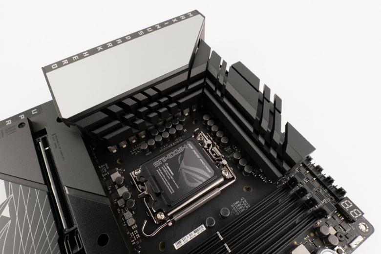 고성능 CPU의 성능을 최대한 끌어낼 수 있는 전력 페이즈 구성과 발열을 최대한으로 억제할 수 있는 거대한 방열판이 장착되어 있다.