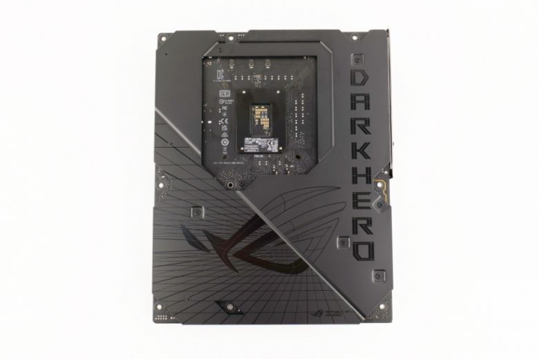 후면에는 보드의 안정성을 위해 견고한 백플레이트가 장착되어 있다.