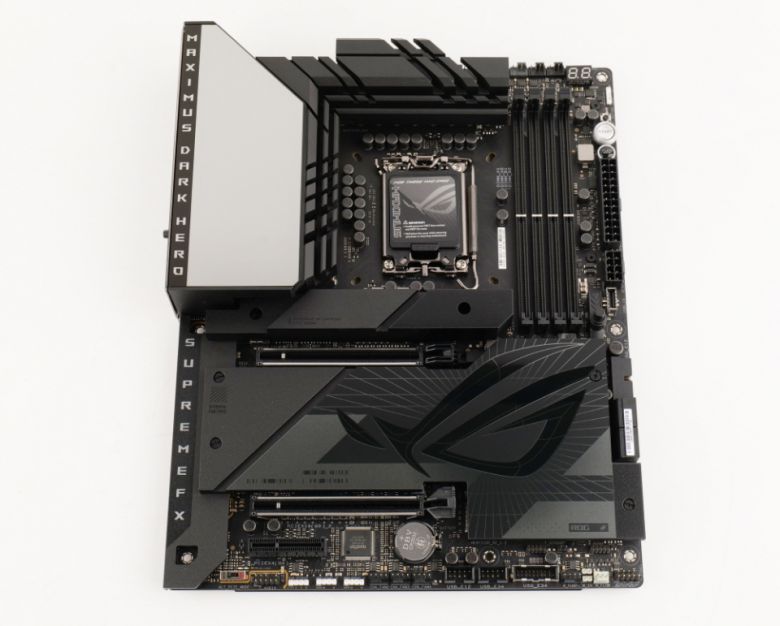 ROG 로고가 커다랗게 새겨진 디자인을 하고 있다.