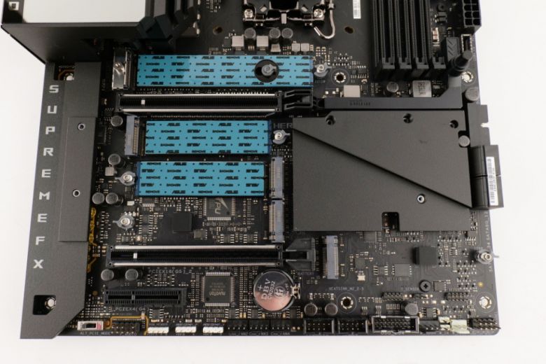 PCIe 5.0 M.2 SSD 슬롯 1개와 PCIe 4.0 M.2 SSD 슬롯 4개를 지원한다.