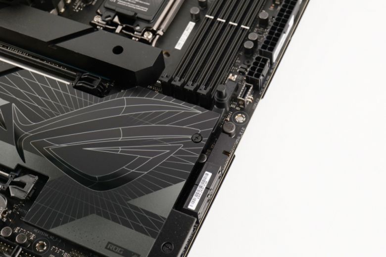 그래픽카드를 손쉽게 탈착할 수 있는 Q-릴리즈 같은 기능도 제공한다.