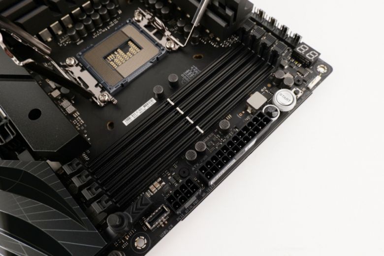 CPU는 LGA 1700 슬롯을 지원하며, DDR5 슬롯 4개를 갖췄다.