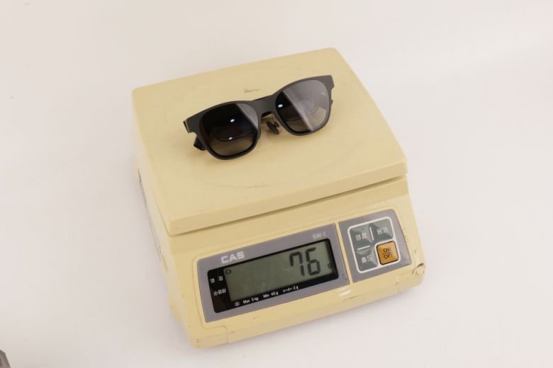 엑스리얼 에어 2의 실측 무게는 76g이다.