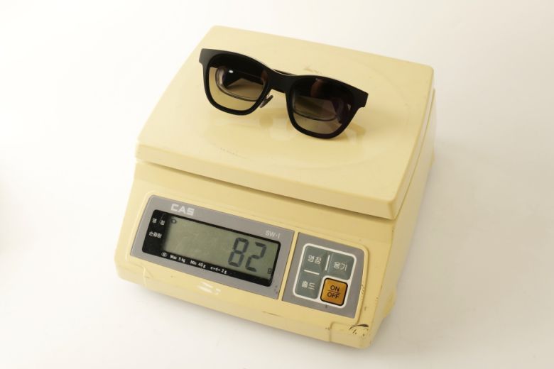 전작인 엑스리얼 에어 1의 실측 무게는 82g이다.