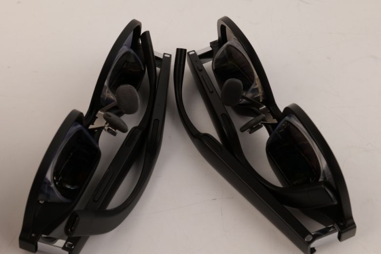 왼쪽이 엑스리얼 에어2, 오른쪽은 엑스리얼 에어1이다.