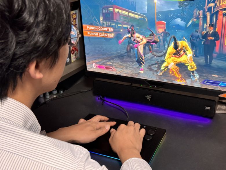 PC에 연결해 인기 격투 게임 ‘스트리트 파이터 6’를 즐겨봤다.