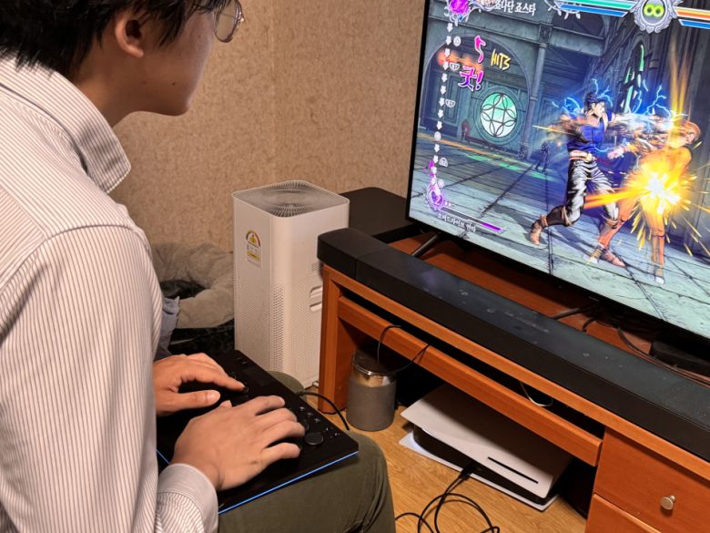 무릎 위에 올리고 즐겨봤는데, 컨트롤러의 가벼운 무게 덕분에 장시간 플레이에도 부담이 없었다.