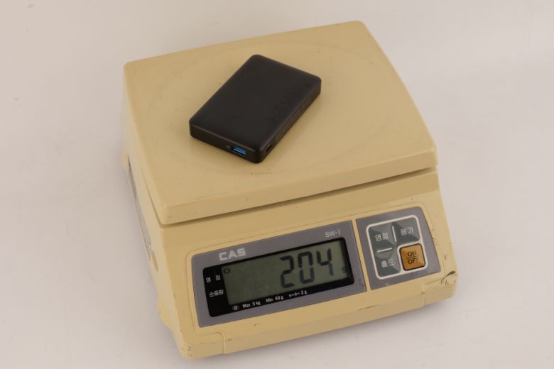 실측 무게는 204g으로 10,000mAh 보조배터리치고 가벼운 편에 속한다.