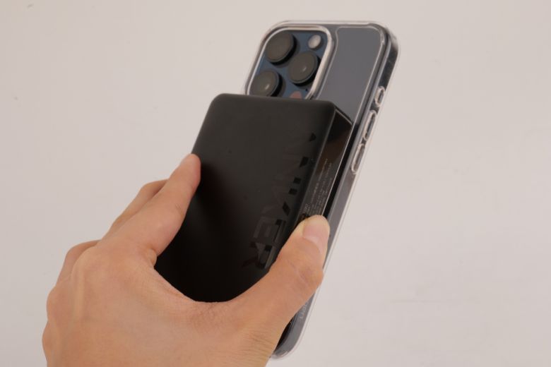 배터리에 내장된 맥세이프 자석만으로 케이스가 장착된 아이폰 15 프로를 가볍게 들어 올릴 수 있었다.
