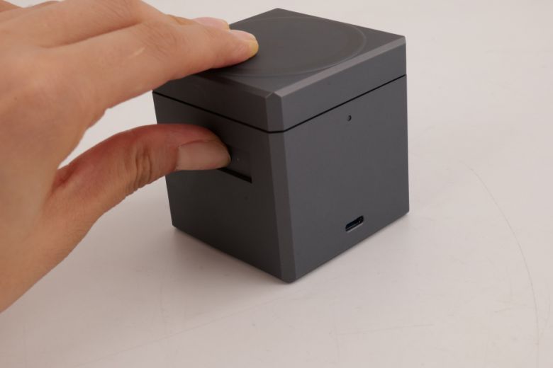 후면에는 USB Type-C 단자가 위치하며, 애플워치 충전기는 본체 측면에 깔끔하게 수납되어 있다.