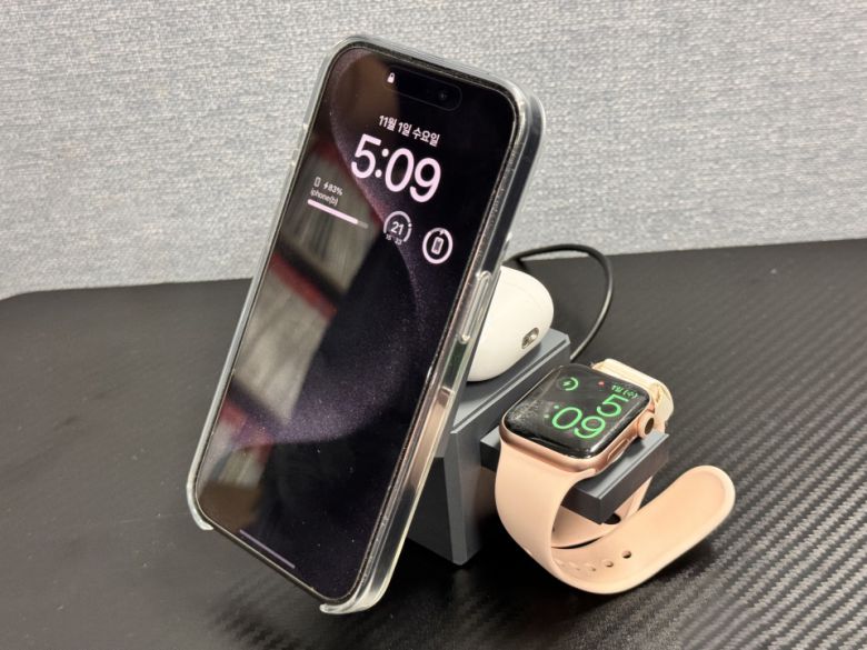 아이폰, 애플워치, 에어팟을 동시에 충전하는 것은 물론, 충전 중에 스마트폰을 터치해도 안정적으로 유지됐다.