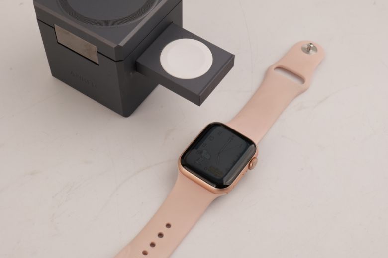 애플 인증을 받았다는 것 외에도 애플워치 고속충전에 대응하기 때문에 애플워치 울트라 등과 함께 사용해도 빠른 충전이 가능하다.