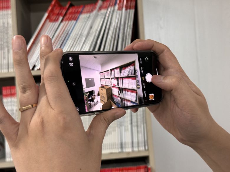 맥고 맥세이프가 부착된 아이폰 15 프로로 0.5배 광각 촬영을 시도해 보니, 카메라 간섭 현상이 발생하지 않았다.