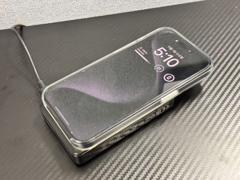 맥고 맥세이프를 무선 충전기처럼 활용하는 것도 가능하다.