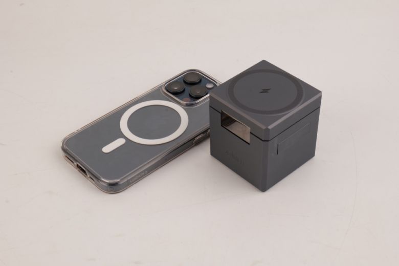 앤커 큐브 맥세이프는 말 그대로 큐브 형태의 디자인이 적용됐다.