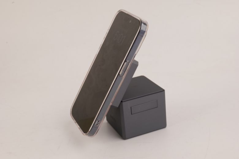 상단의 맥세이프 충전기는 힌지를 통해 최대 60도 각도로 조절할 수 있고 프리스탑 방식인 만큼 사용자가 원하는 최적의 각도로 사용하는 것이 가능하다.