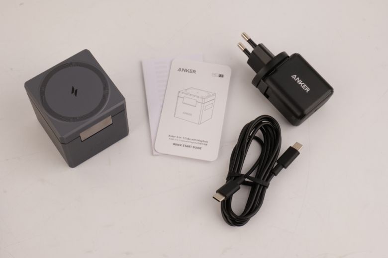 구성품은 앤커 큐브 맥세이프 충전기 본체, 충전 어댑터, USB Type-C to C 케이블, 그리고 매뉴얼이 동봉된다.