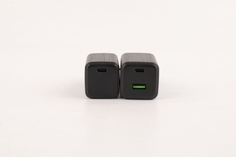 Type-A 단자를 1개 더 제공하는 UP452 쪽이 조금 더 크다.