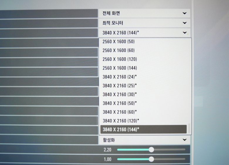 ‘오버워치 2’의 디스플레이 설정 화면이다. 4K UHD 해상도에 144Hz 주사율을 지원하는 걸 확인할 수 있다.
