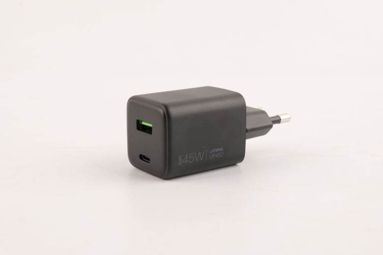 USB Type-C 단자와 Type-A 단자가 각각 1개 제공되는 UP452