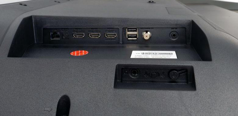 왼쪽에는 입출력 단자가 모여있다. HDMI 단자 3개와 LAN 단자, USB 단자 2개, 안테나 단자 등이 있다.