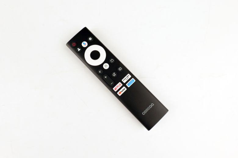 심플한 디자인에 손쉽게 다양한 기능을 사용할 수 있는 리모컨. 가장 밑에 있는 화살표 버튼은 커스텀 핫키로, 원하는 앱이나 설정을 바로가기로 지정할 수 있다.