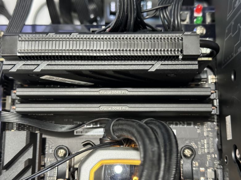 얇은 방열판 디자인으로 간섭 현상을 일으키지 않는다.