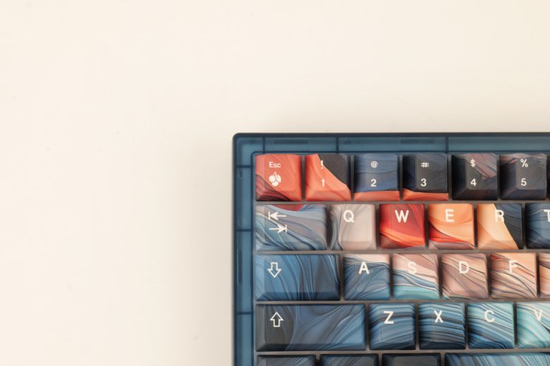 PBT 염료승화 키캡을 사용했으며, Esc 키에는 체리 로고를 새겼다. 펑션 키와 함께 ‘`’, ‘~’를 입력할 수 있다.