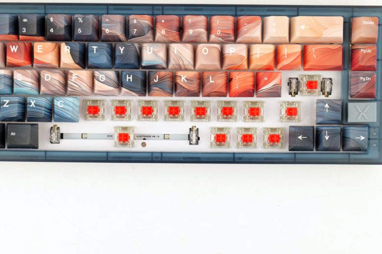 MX2A 적축 스위치가 사용되었으며, 체리 스테빌라이저를 확인할 수 있다.