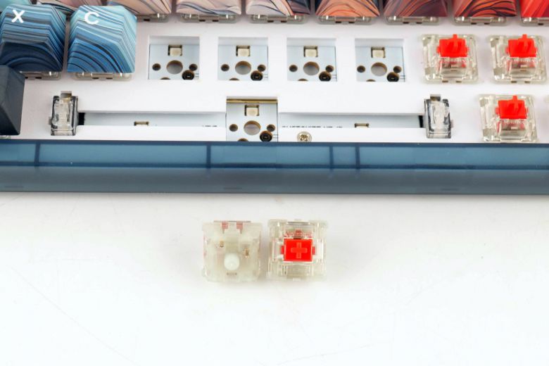 납땜 없이 간단하게 스위치를 교체할 수 있다.